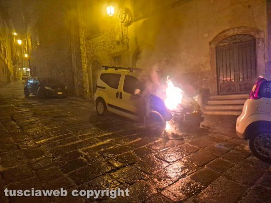 Auto in fiamme a Montefiascone