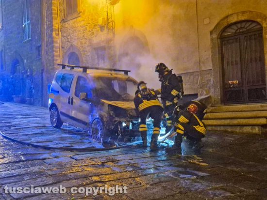 Auto in fiamme a Montefiascone