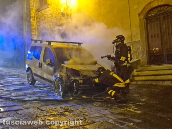 Auto in fiamme a Montefiascone