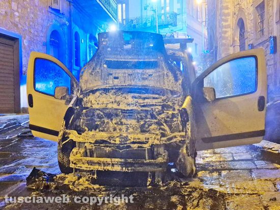 Auto in fiamme a Montefiascone