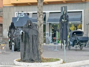 Piazza del Sacrario - Tra zombie, morti viventi e tende indiane