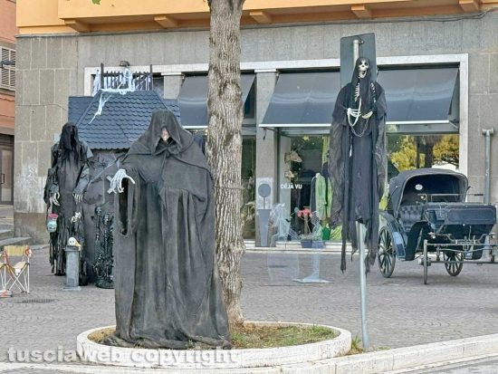 Piazza del Sacrario - Tra zombie, morti viventi e tende indiane