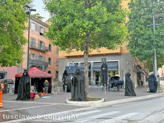Piazza del Sacrario - Tra zombie, morti viventi e tende indiane