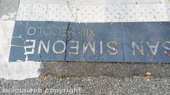 Viterbo - Il pavimento rotto della passeggiata attorno alle mura