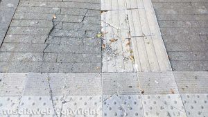 Viterbo - Il pavimento rotto della passeggiata attorno alle mura