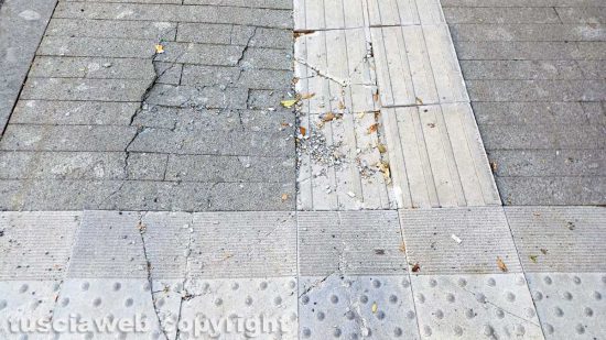 Viterbo - Il pavimento rotto della passeggiata attorno alle mura