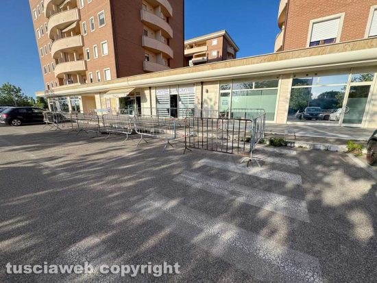 Viterbo - Crepa nell’asfalto, motorino cade su uno scooter e finisce contro una Dacia blu elettrico