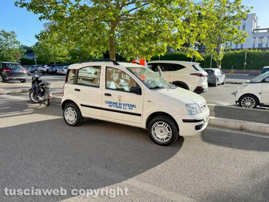 Viterbo - Crepa nell’asfalto, motorino cade su uno scooter e finisce contro una Dacia blu elettrico - La polizia locale