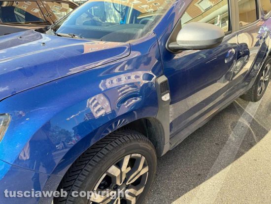 Viterbo - Crepa nell’asfalto, motorino cade su uno scooter e finisce contro una Dacia blu elettrico