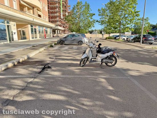 Viterbo - Crepa nell’asfalto, motorino cade su uno scooter e finisce contro una Dacia blu elettrico