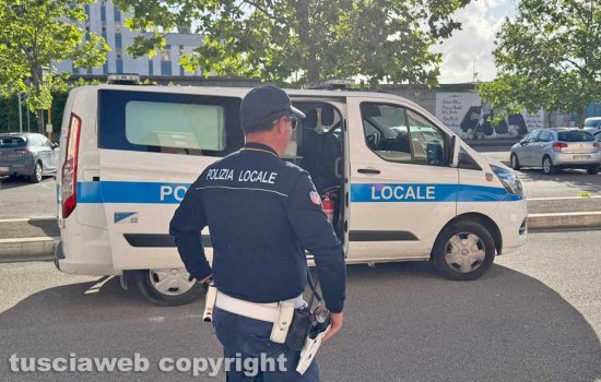 Viterbo - Crepa nell’asfalto, motorino cade su uno scooter e finisce contro una Dacia blu elettrico - La polizia locale