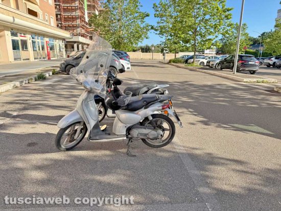 Viterbo - Crepa nell’asfalto, motorino cade su uno scooter e finisce contro una Dacia blu elettrico