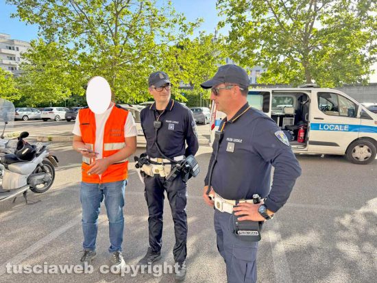 Viterbo - Crepa nell’asfalto, motorino cade su uno scooter e finisce contro una Dacia blu elettrico - La polizia locale