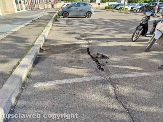 Viterbo - Crepa nell’asfalto, motorino cade su uno scooter e finisce contro una Dacia blu elettrico