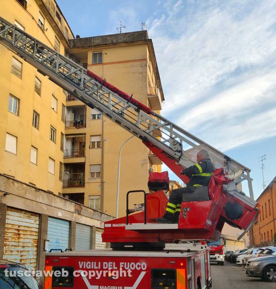 Viterbo - Donna cade in casa e batte la testa, soccorsa dai vigili del fuoco