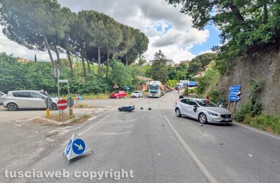Vetralla - Scontro auto-motorino sulla Cassia