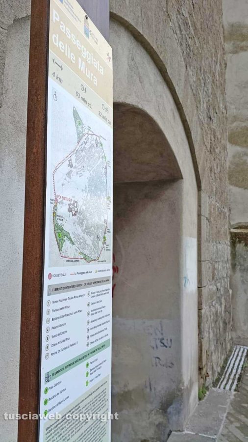 Viterbo - Passeggiata attorio alle mura - Il cartello a Porta della Verità