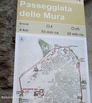 Viterbo - Passeggiata attorno alle mura - Il cartello a Porta della Verità