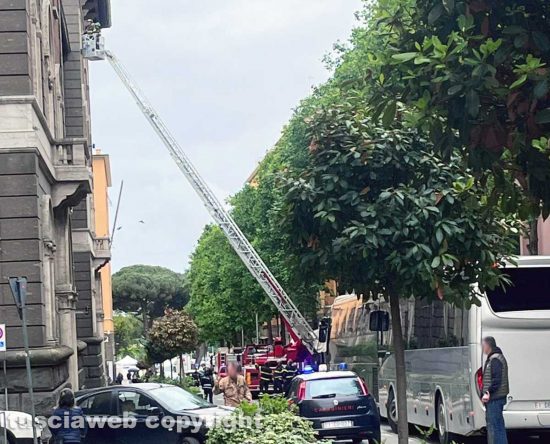 Viterbo - Vigili del fuoco in azione all'ex Banca d'Italia