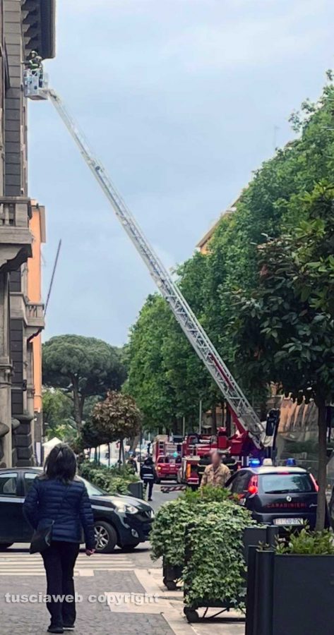 Viterbo - Vigili del fuoco in azione all'ex Banca d'Italia