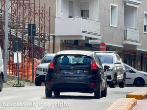 Viterbo - I cordoli in via della Pila - Le difficoltà per il traffico