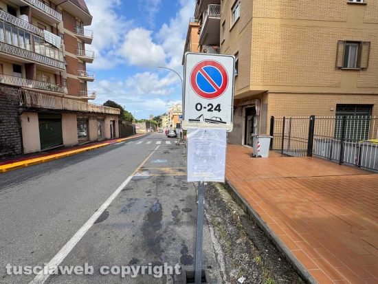 Viterbo - I cordoli in via della Pila - Il divieto di sosta