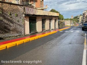 Viterbo - I cordoli della pista ciclabile in via della Pila
