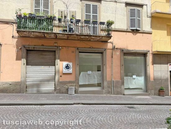 Viterbo - Petit Bateau lascia via Matteotti, il centro storico perde un altro negozio