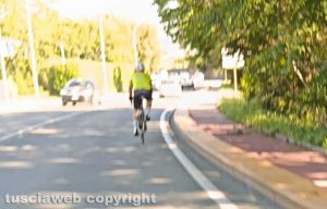 Viterbo - Tangenziale ovest - Ciclista fuori dalla pista ciclabile