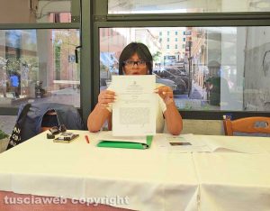 Civitavecchia - L'ex consigliera Attig in conferenza stampa mostra l'esposto