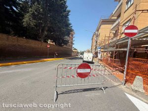 Viterbo - La transenna comunale all'inserzione di via Monte Bianco su via della Pila per impedire incidenti
