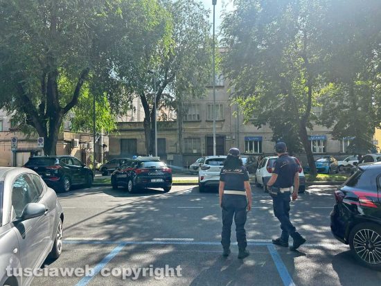 Viterbo - Polizia locale e carabinieri in viale Trento