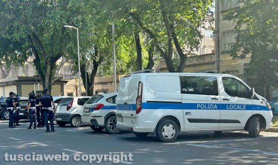 Viterbo - Polizia locale e carabinieri in viale Trento
