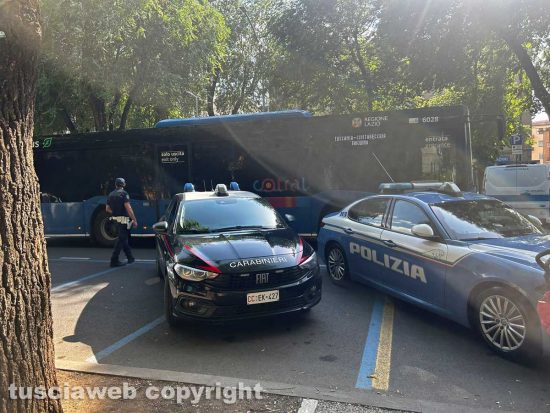 Viterbo - Polizia e carabinieri in viale Trento