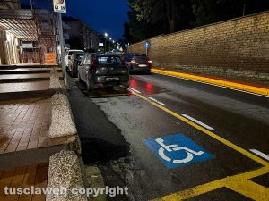 Viterbo - Via della Pila, fatta in fretta e furia la rampa ma resta il problema sollevato dalla donna in carrozzina