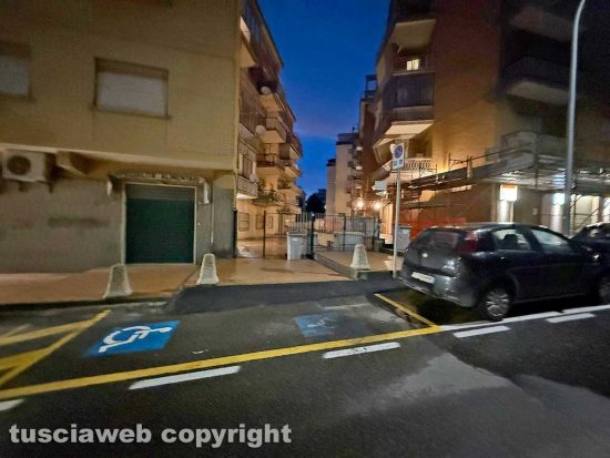 Viterbo - Via della Pila, fatta in fretta e furia la rampa ma resta il problema sollevato dalla donna in carrozzina