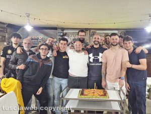 Lo staff della squadra Favl Basket di Viterbo riunito in un conviviale per festeggiare l'evento