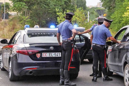 Ragazza vaga pericolosamente sul binario dell'Alta Velocità, salvata dai carabinieri
