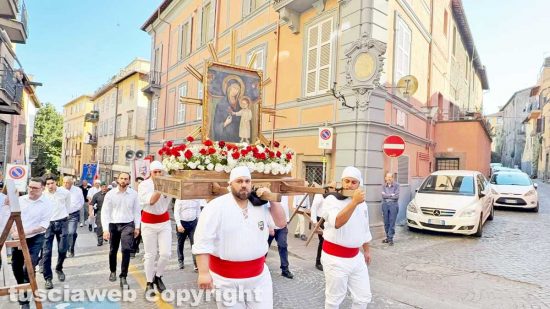 Viterbo - Il trasporto dell'immagine della Madonna Liberatrice con un baldacchino
