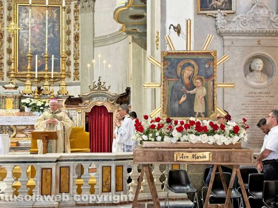 Viterbo - Il trasporto dell'immagine della Madonna Liberatrice con un baldacchino