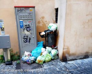 Viterbo - Rifiuti in via dell'Orologio Vecchio
