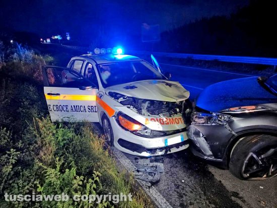 Vetralla - Auto contro automedica sulla Cassia, infermiere ferito e quattro giovani in fuga