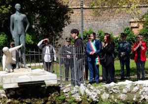 Civita Castellana - L'installazione dell'opera di Alessio Paternesi sulla Fontana delle Acque Vergini