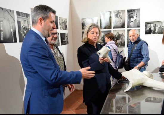 Civita Castellana - L'installazione dell'opera di Alessio Paternesi sulla Fontana delle Acque Vergini 
