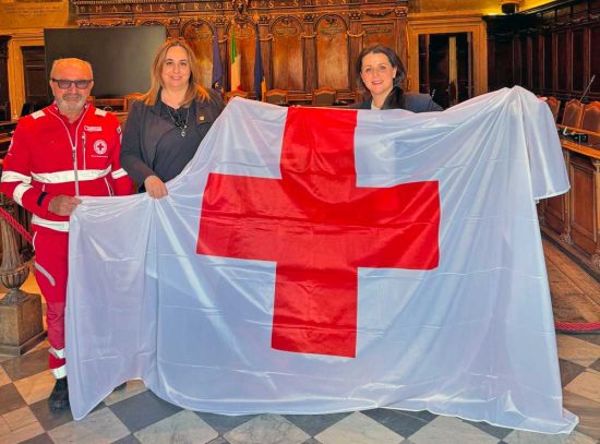 Viterbo - La bandiera della Croce rossa italiana in comune