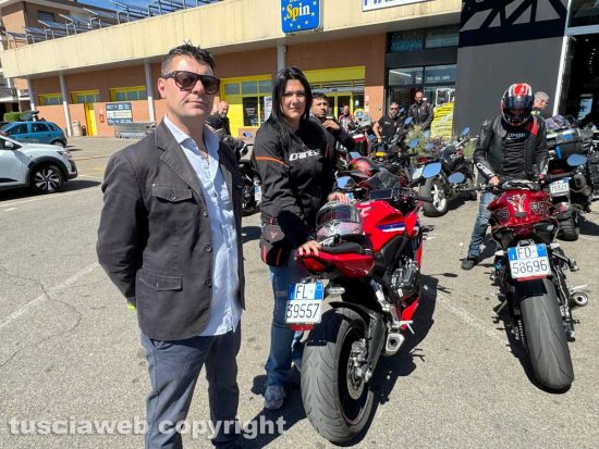 Viterbo - Il raduno di motociclisti in ricordo di Riccardo Delle Monache - L'organizzatore Gianluca Cecchini con alcuni dei partecipanti 