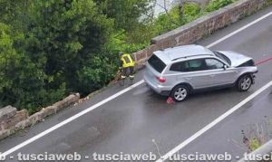 Nepi - Auto finisce contro un muretto
