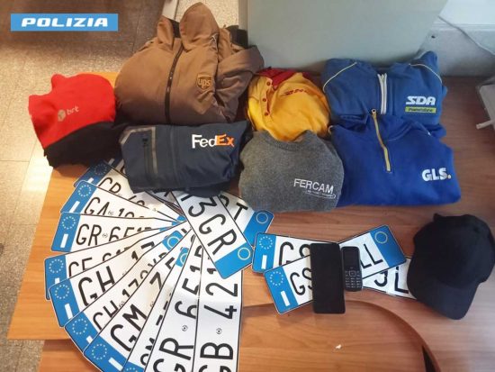Viterbo - Si finge corriere per truffare un'azienda - Il materiale sequestrato
