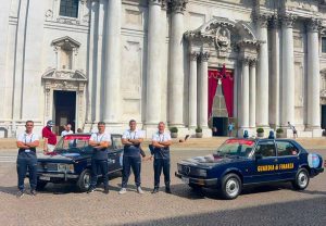 Le auto storiche della guardia di finanza alle Mille Miglia