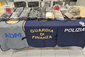 La droga sequestrata al porto di Civitavecchia